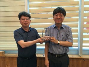 Professor Chang-Ock Lee Receives an Appreciation Plaque
